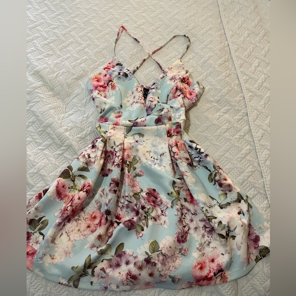 Beautiful sky blue dress - Picture 2 of 3